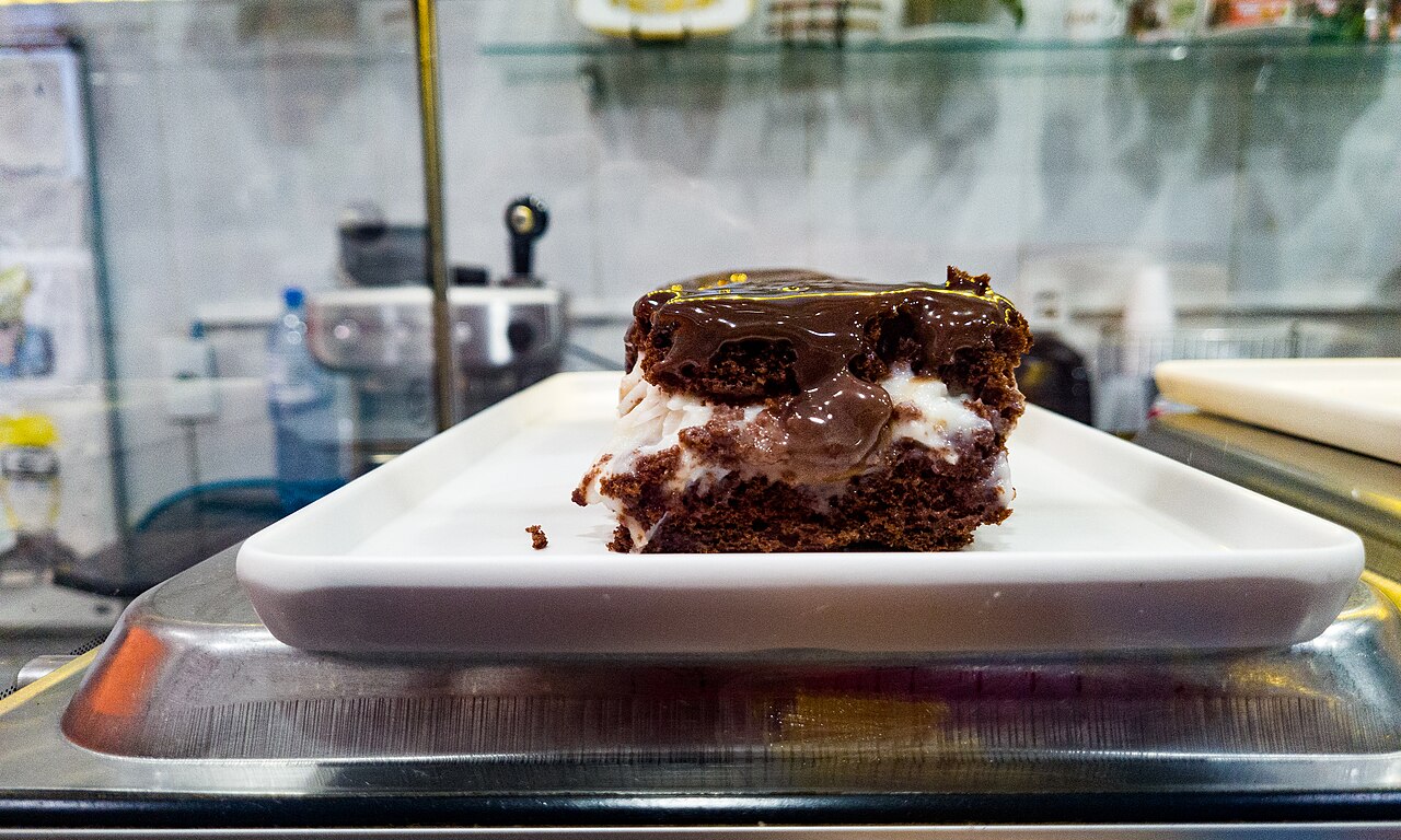 Bolo de chocolate com cobertura cremosa