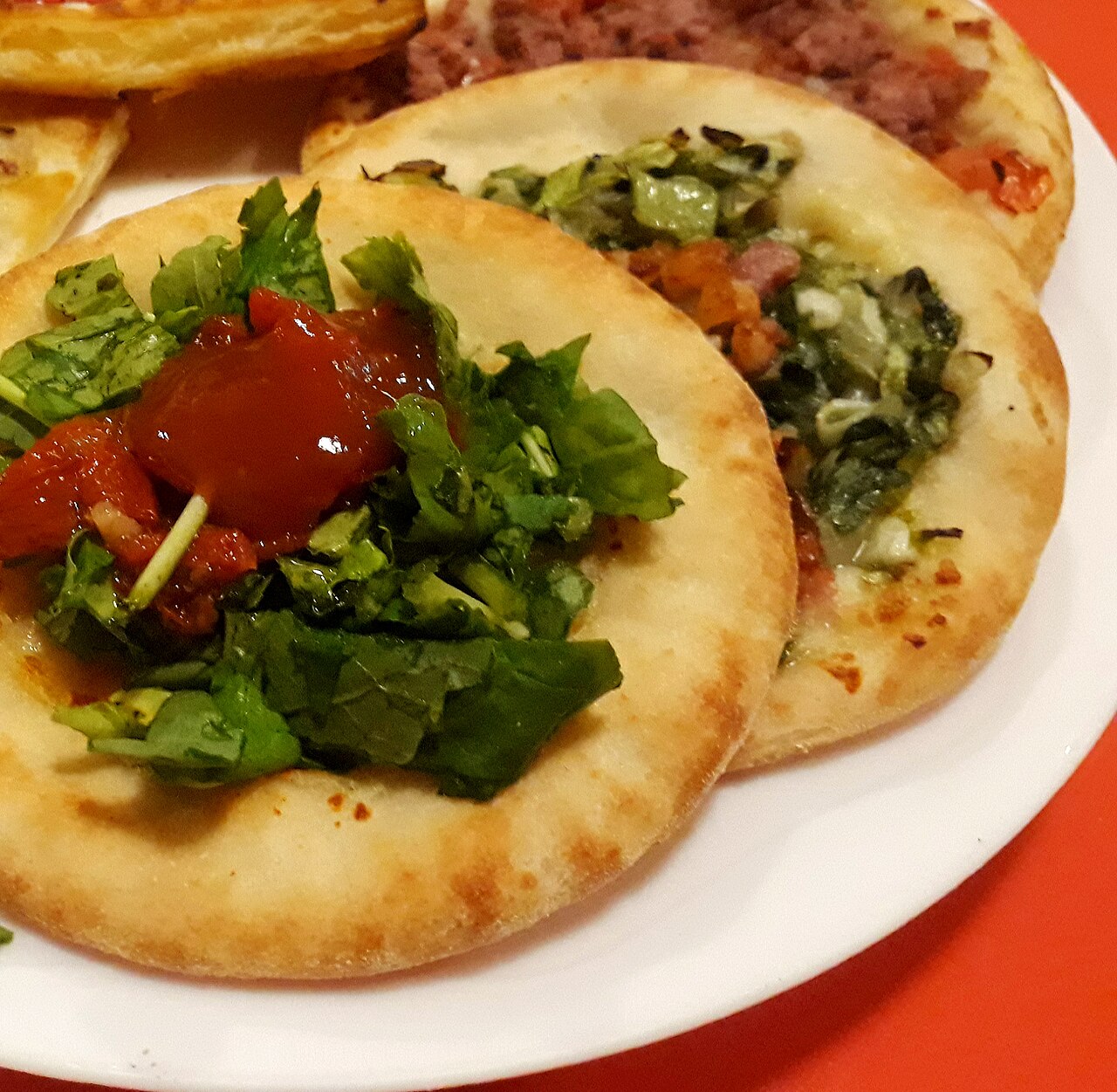 Esfihas abertas assadas com recheio de carne